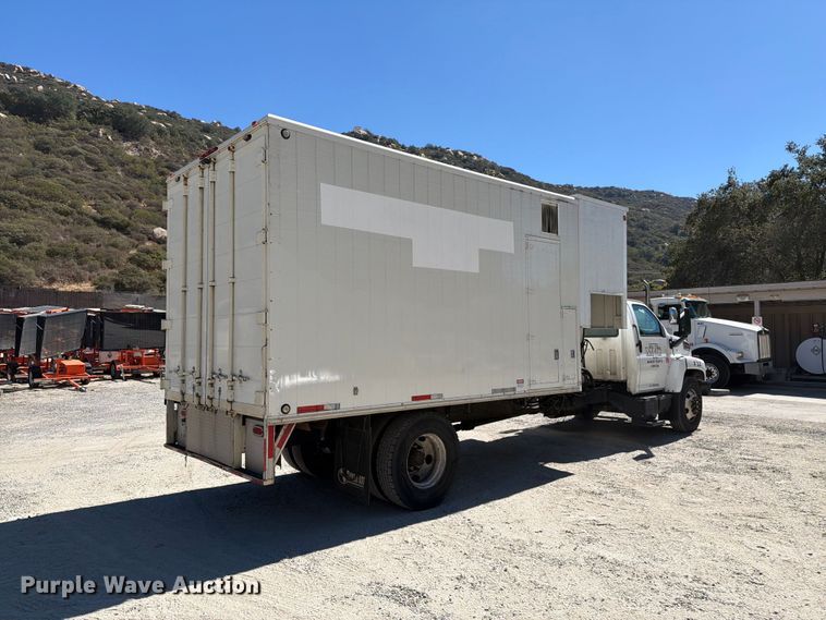 image for item FI2073 2005 GMC C7500 paper shredder truck