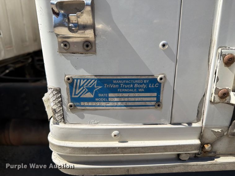 image for item FI2073 2005 GMC C7500 paper shredder truck