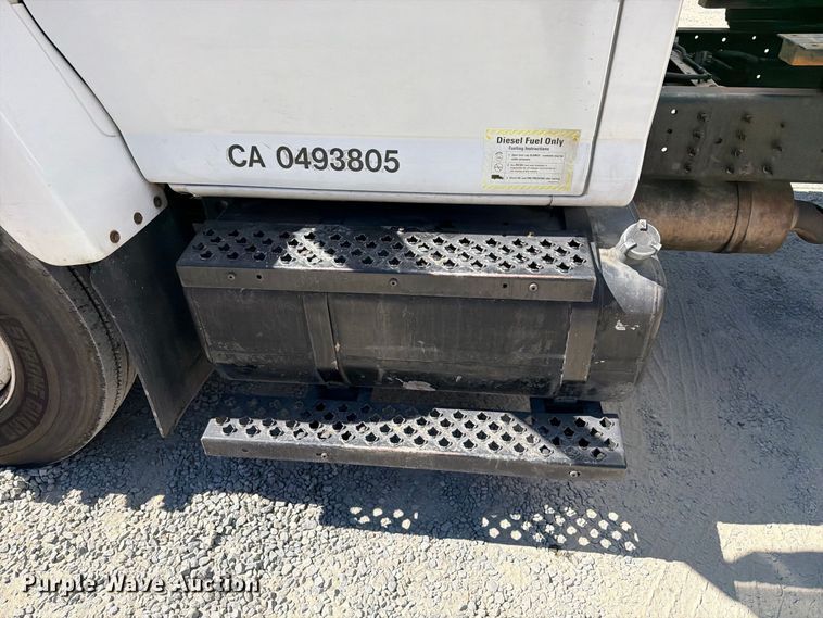 image for item FI2073 2005 GMC C7500 paper shredder truck