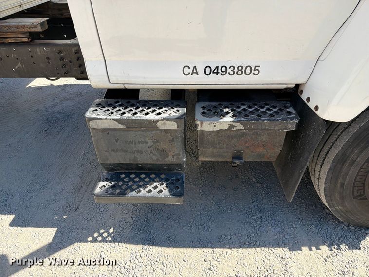 image for item FI2073 2005 GMC C7500 paper shredder truck