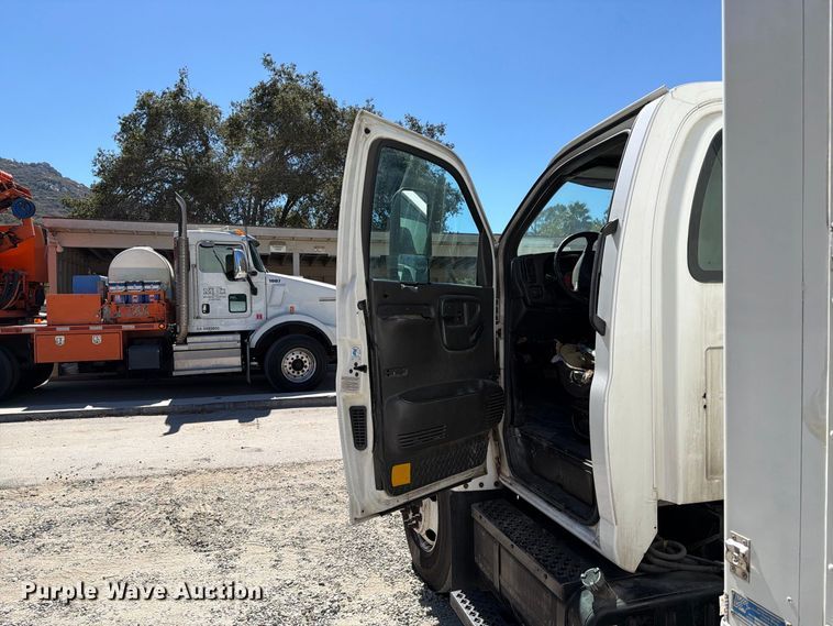 image for item FI2073 2005 GMC C7500 paper shredder truck