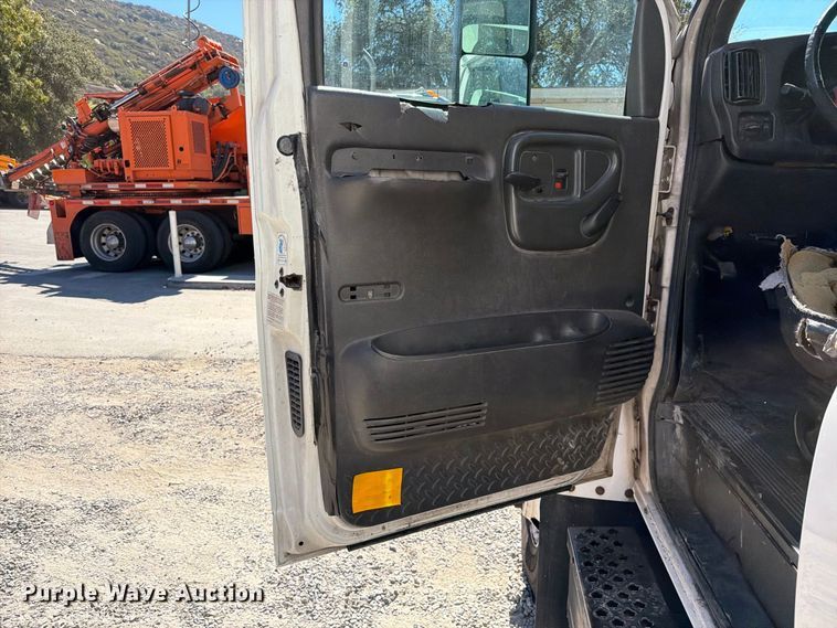image for item FI2073 2005 GMC C7500 paper shredder truck