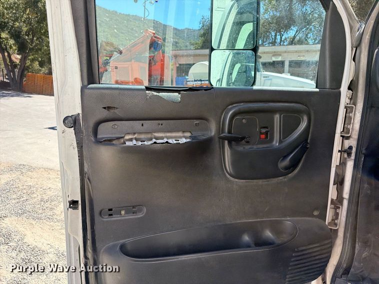 image for item FI2073 2005 GMC C7500 paper shredder truck