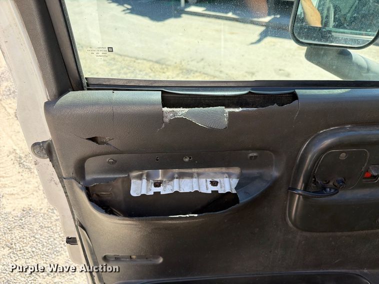 image for item FI2073 2005 GMC C7500 paper shredder truck