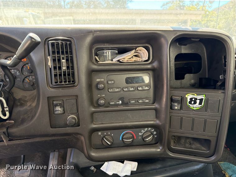 image for item FI2073 2005 GMC C7500 paper shredder truck