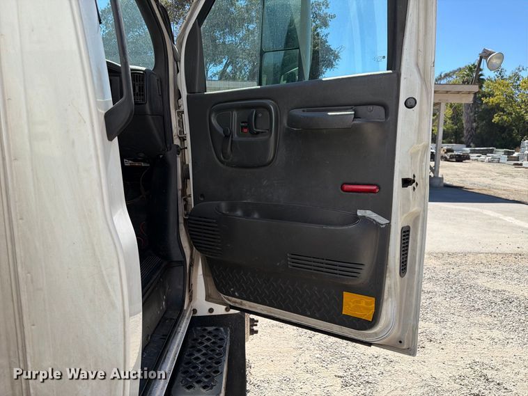 image for item FI2073 2005 GMC C7500 paper shredder truck
