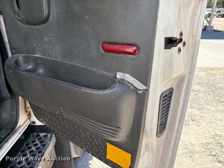 image for item FI2073 2005 GMC C7500 paper shredder truck