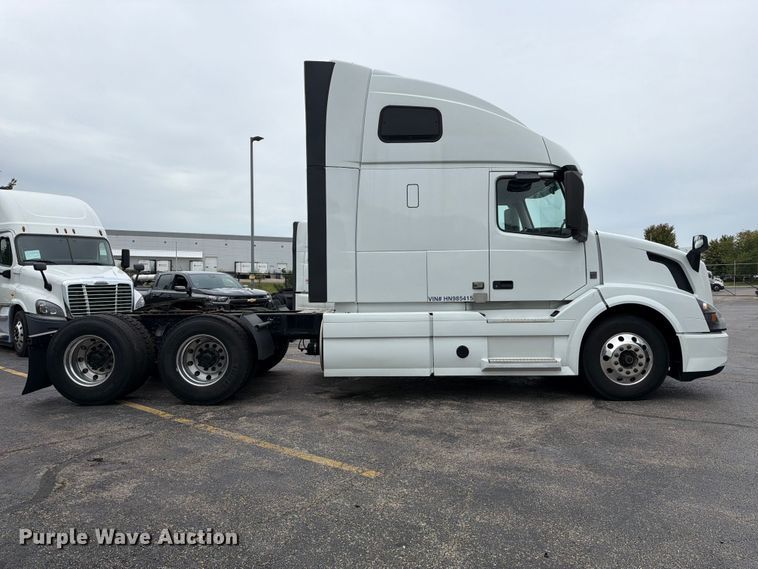 image for item FJ2017 2017 Volvo VNL semi truck