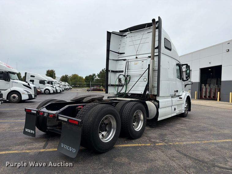 image for item FJ2017 2017 Volvo VNL semi truck
