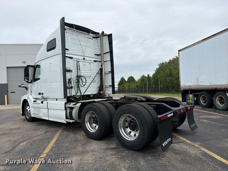 image for item FJ2017 2017 Volvo VNL semi truck