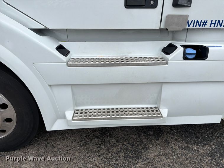 image for item FJ2017 2017 Volvo VNL semi truck
