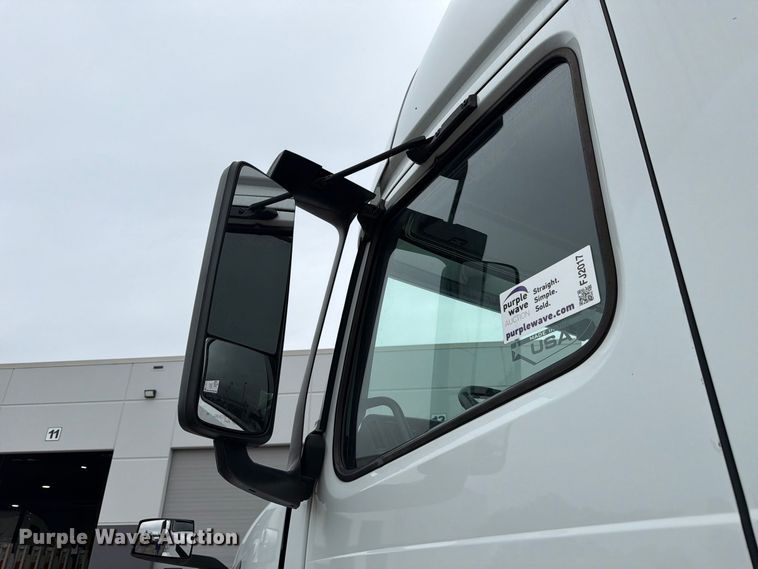 image for item FJ2017 2017 Volvo VNL semi truck