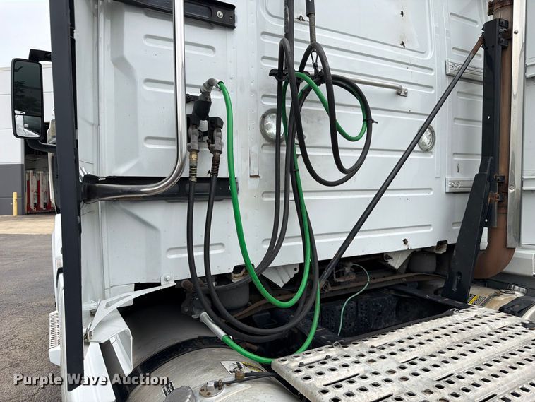 image for item FJ2017 2017 Volvo VNL semi truck