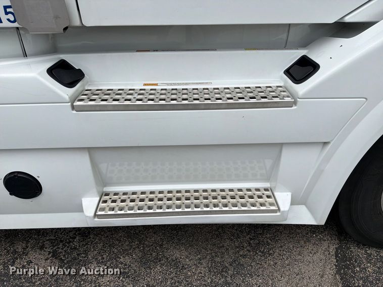 image for item FJ2017 2017 Volvo VNL semi truck