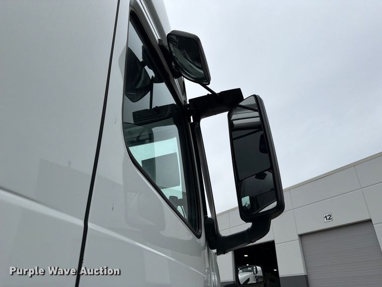image for item FJ2017 2017 Volvo VNL semi truck