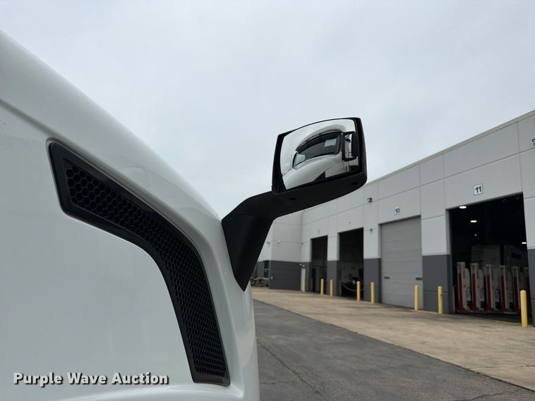 image for item FJ2017 2017 Volvo VNL semi truck