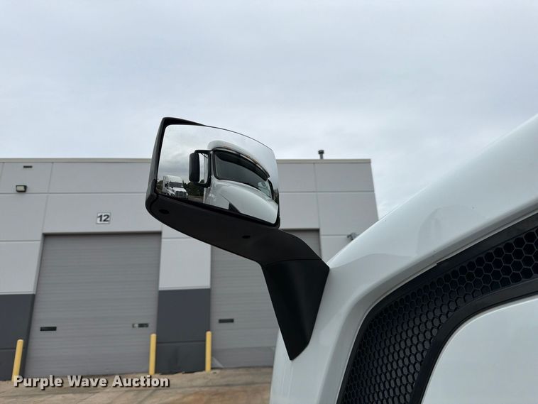 image for item FJ2017 2017 Volvo VNL semi truck