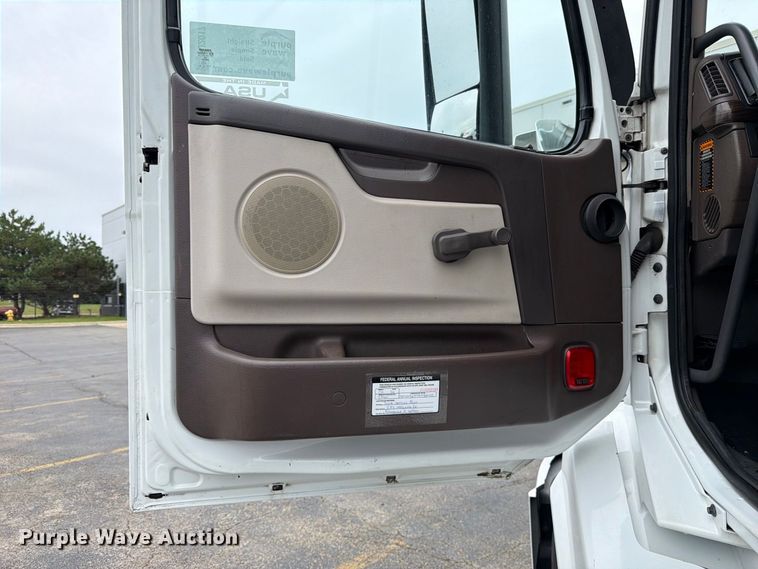 image for item FJ2017 2017 Volvo VNL semi truck