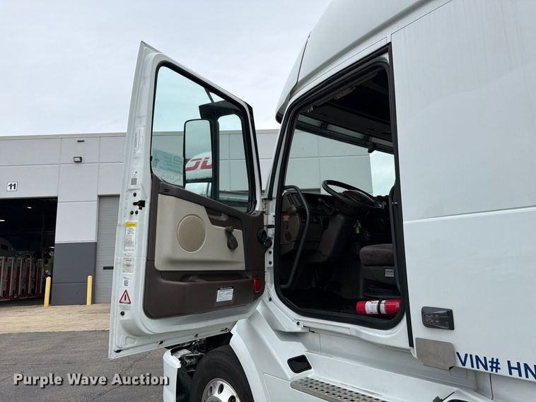 image for item FJ2017 2017 Volvo VNL semi truck