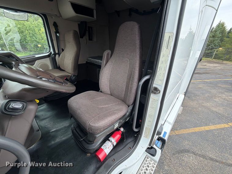image for item FJ2017 2017 Volvo VNL semi truck