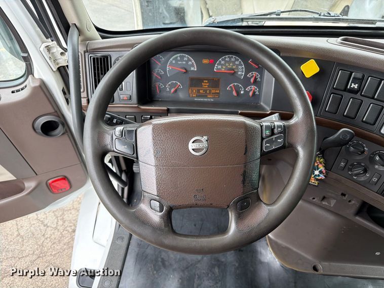 image for item FJ2017 2017 Volvo VNL semi truck