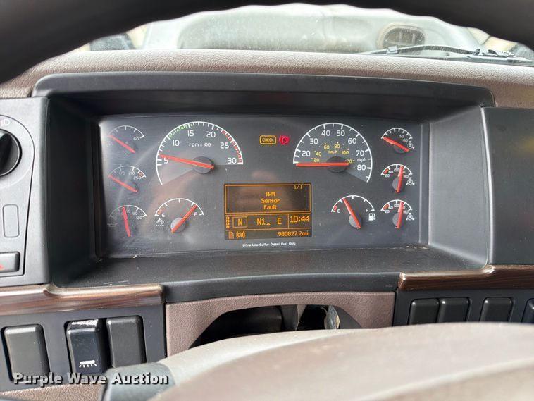 image for item FJ2017 2017 Volvo VNL semi truck