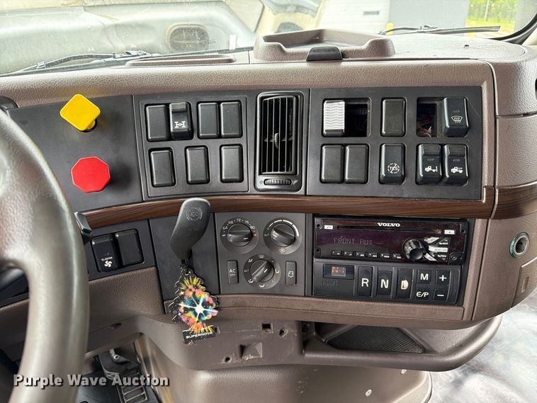 image for item FJ2017 2017 Volvo VNL semi truck