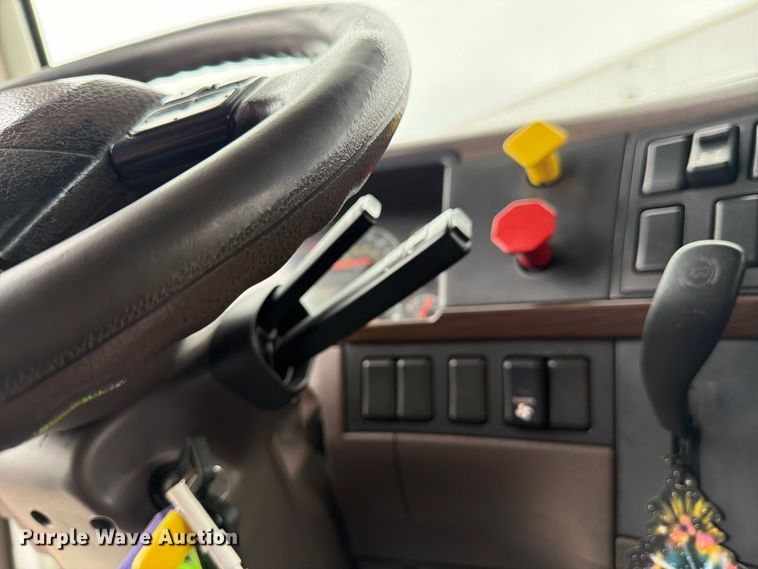 image for item FJ2017 2017 Volvo VNL semi truck