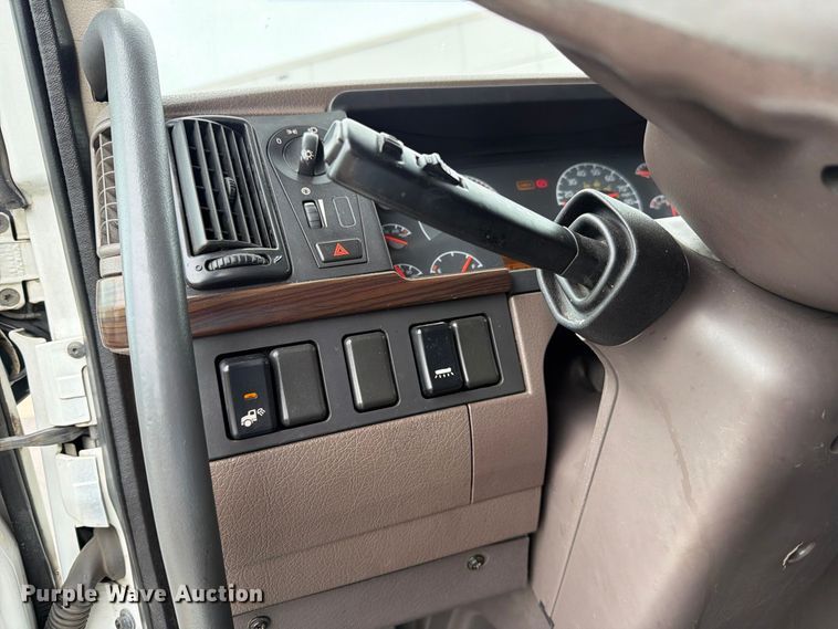 image for item FJ2017 2017 Volvo VNL semi truck