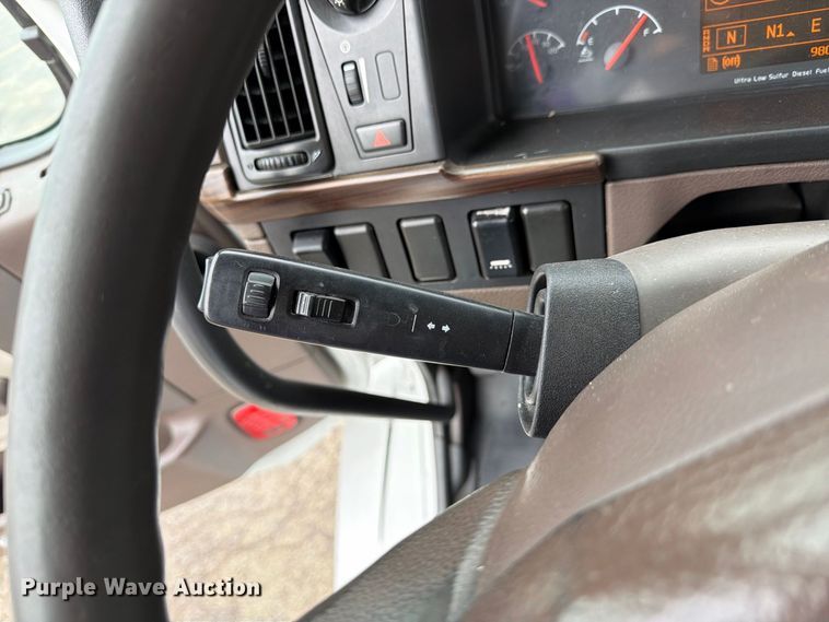 image for item FJ2017 2017 Volvo VNL semi truck