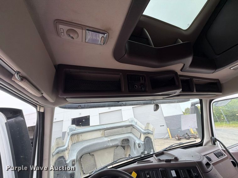 image for item FJ2017 2017 Volvo VNL semi truck