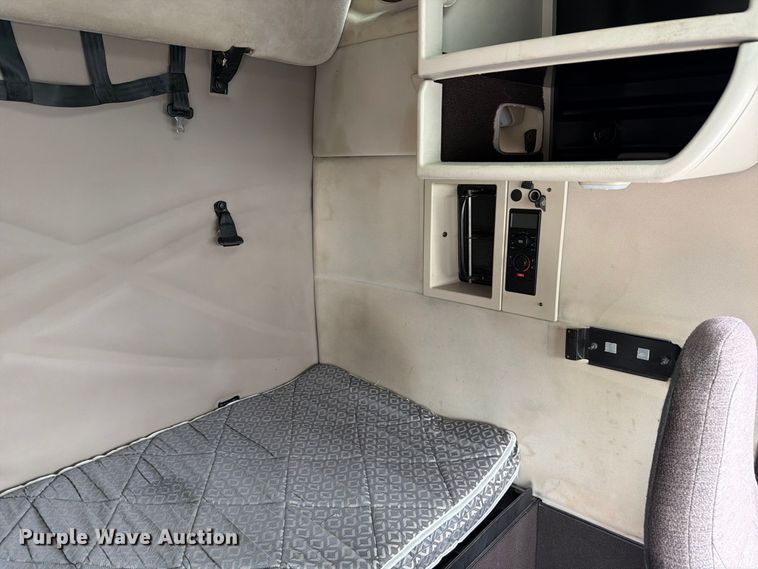 image for item FJ2017 2017 Volvo VNL semi truck