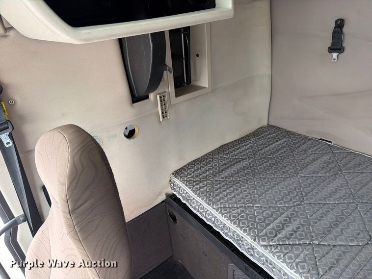 image for item FJ2017 2017 Volvo VNL semi truck