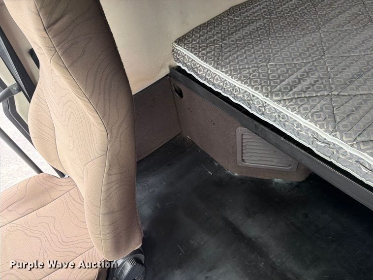 image for item FJ2017 2017 Volvo VNL semi truck
