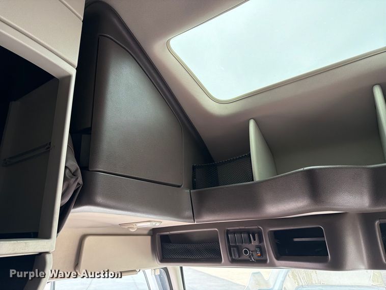 image for item FJ2017 2017 Volvo VNL semi truck