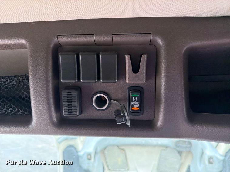 image for item FJ2017 2017 Volvo VNL semi truck