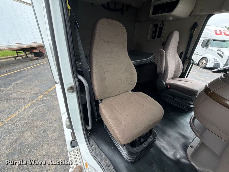 image for item FJ2017 2017 Volvo VNL semi truck