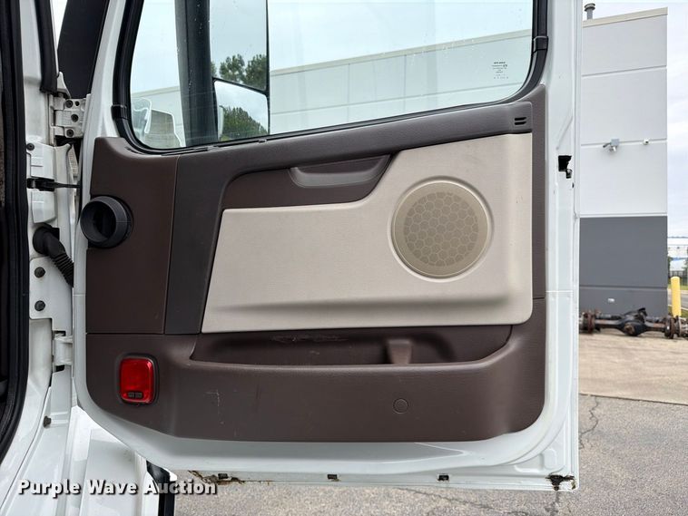image for item FJ2017 2017 Volvo VNL semi truck