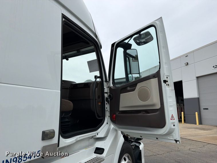 image for item FJ2017 2017 Volvo VNL semi truck