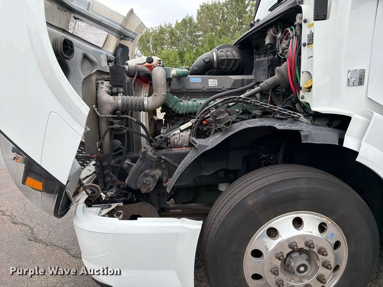 image for item FJ2017 2017 Volvo VNL semi truck