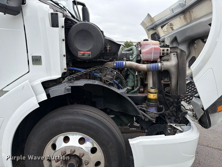 image for item FJ2017 2017 Volvo VNL semi truck