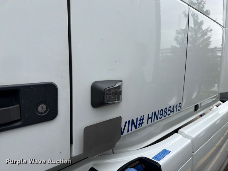 image for item FJ2017 2017 Volvo VNL semi truck