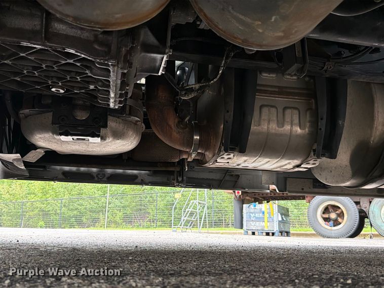 image for item FJ2017 2017 Volvo VNL semi truck