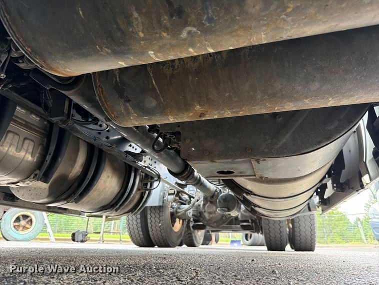 image for item FJ2017 2017 Volvo VNL semi truck
