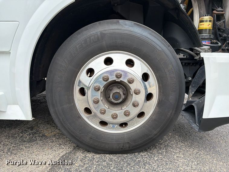image for item FJ2017 2017 Volvo VNL semi truck