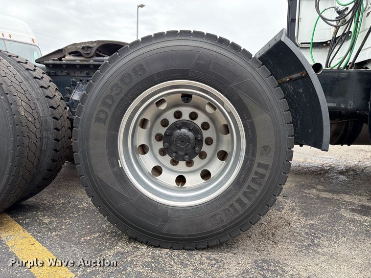 image for item FJ2017 2017 Volvo VNL semi truck
