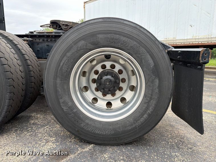 image for item FJ2017 2017 Volvo VNL semi truck