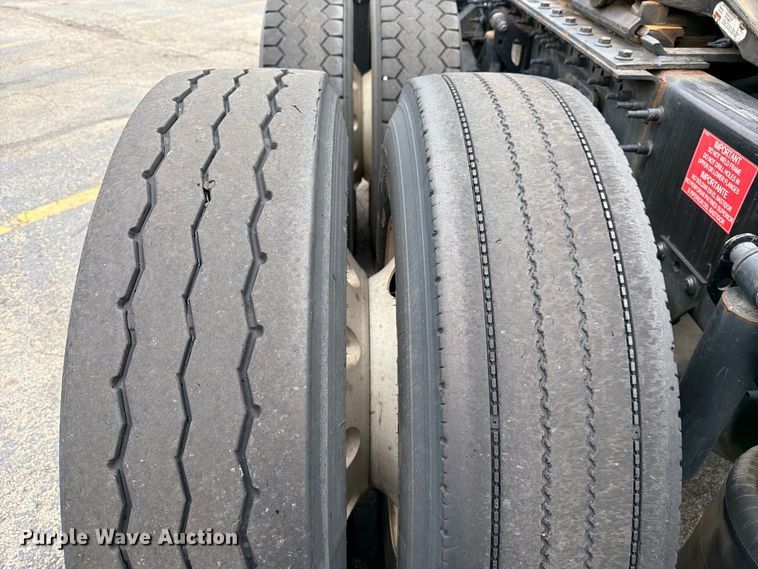 image for item FJ2017 2017 Volvo VNL semi truck