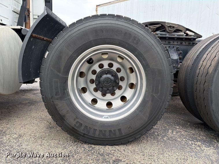image for item FJ2017 2017 Volvo VNL semi truck