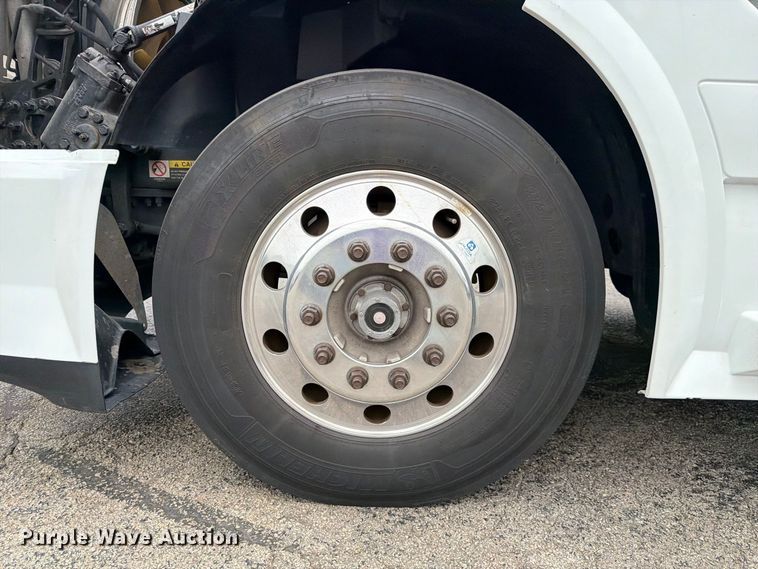 image for item FJ2017 2017 Volvo VNL semi truck